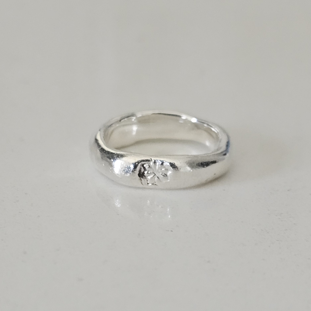 Sundance catalog sterling silver ring with flower detail size 6